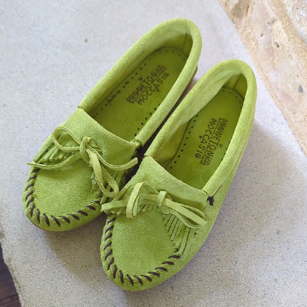 MINNETONKA I NWOT Lime Green Suede Leather Kilty Hardsole Moccasins Shoes, 5 - Picture 2 of 11